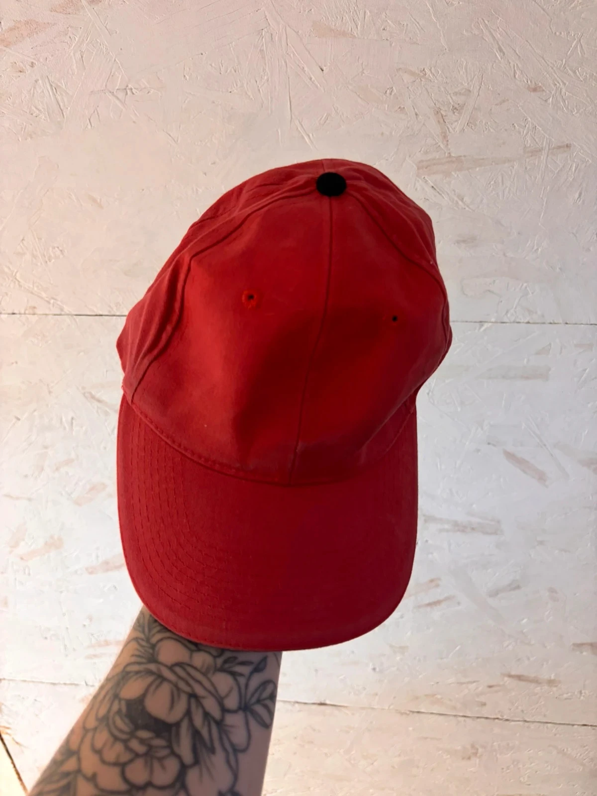 Casquette rouge brodée – Taille Unique réglable